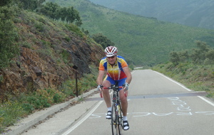 Francis arrive au sommet du col de Banyuls.