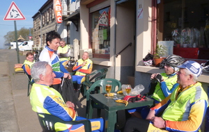 pause pour le groupe parti à 6h00 qui a parcouru 150 kms avant le repas du midi