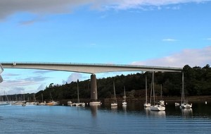 Le pont de Cornouaille enjambe l'Odet.
La travée principale mesure 200 m 