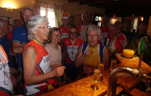 C'est l'heure de pointe au bar du perroquet vert, les organismes sont à sec!